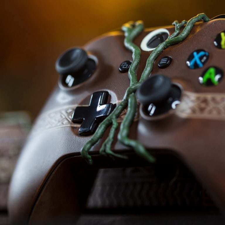 Аукцион по "Ларкиной" Microsoft Xbox One X приближается к отметке в 250 тысяч рублей
